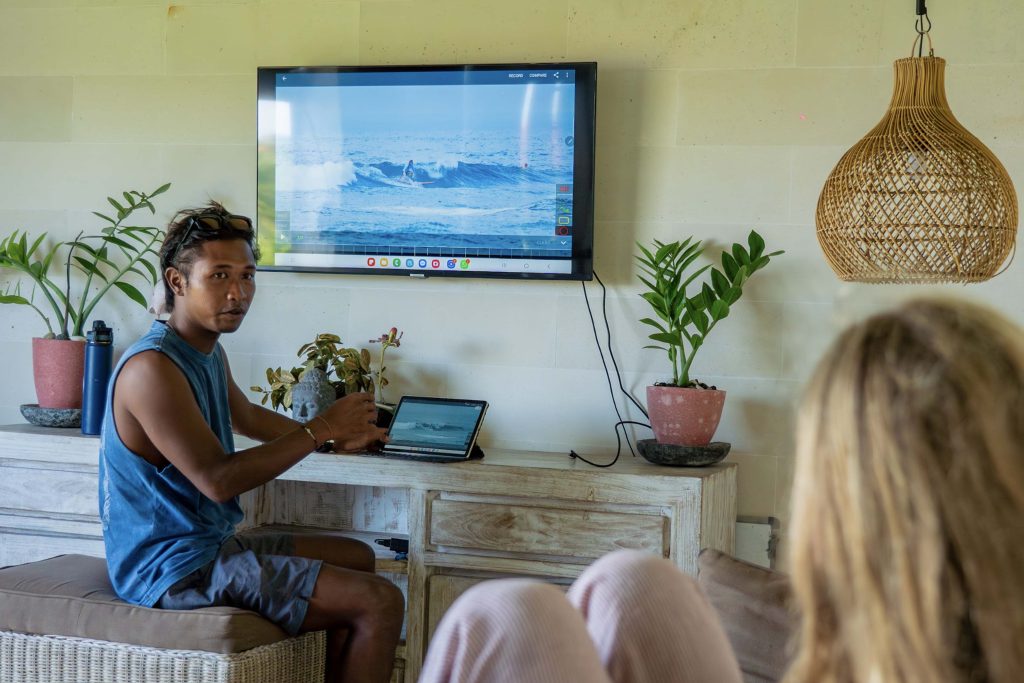 Surf camp Bali with video analysis – coach reviewing footage with student