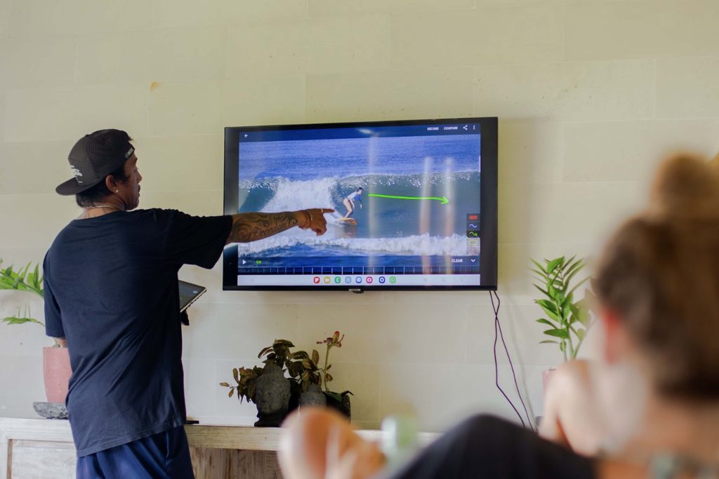 Surf camp Bali with video analysis – coach reviewing footage
